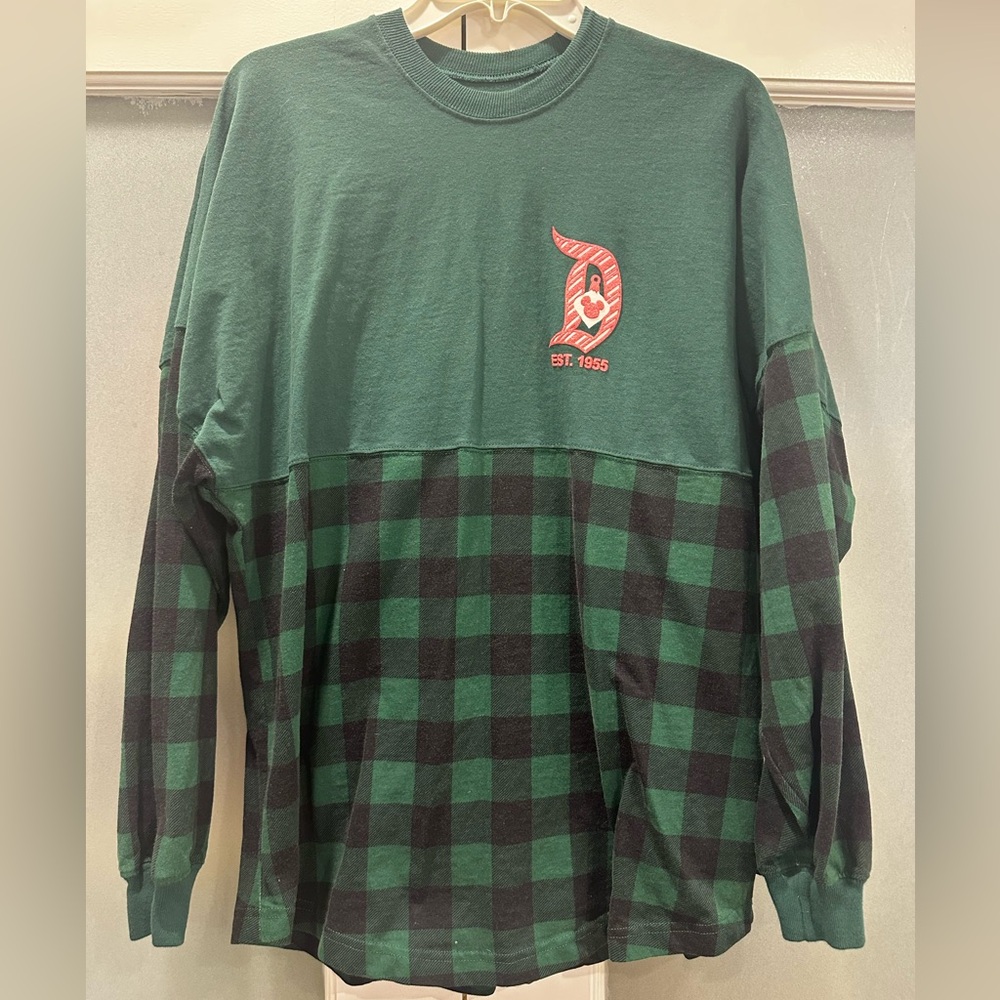 Disneyland christmas spirit jersey M